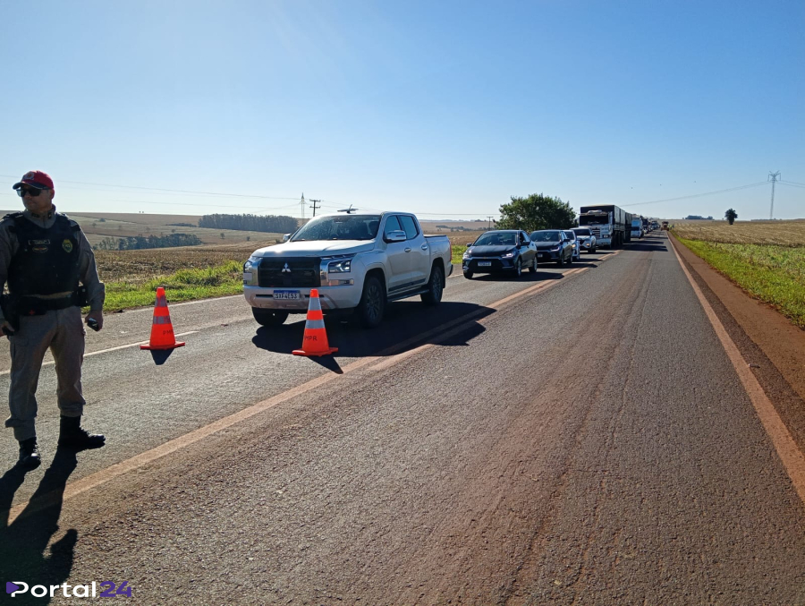 Transporte de casa interdita trecho da PR-486 entre Cascavel e Tupãssi