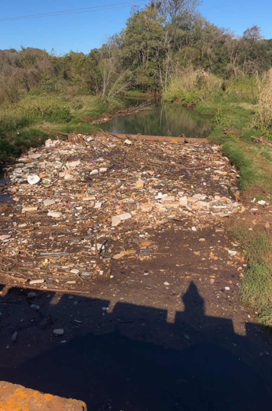 Rio Quati volta a acumular lixo e Prefeitura fará nova ação de limpeza nesta quinta-feira