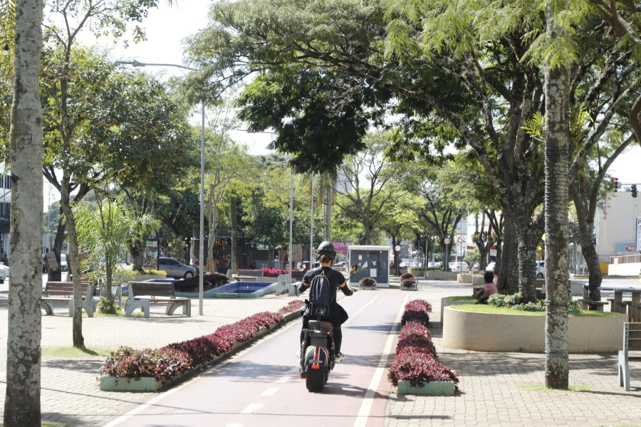 Transitar promove ação educativa sobre uso seguro de patinetes e bicicletas elétricas em Cascavel