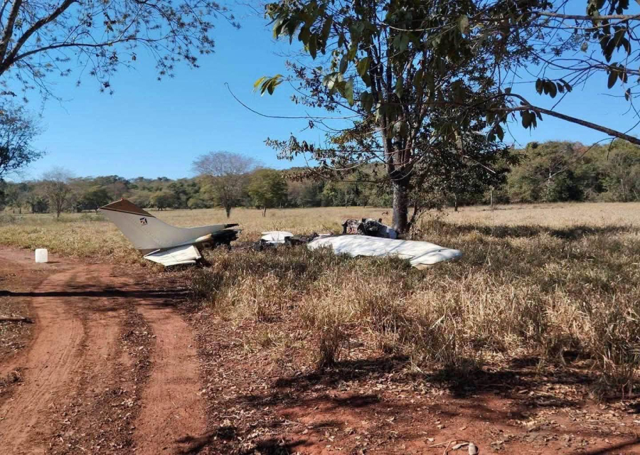Avião faz pouso forçado, é incendiado e cerca de 300 quilos de cocaína são apreendidos em Goiás