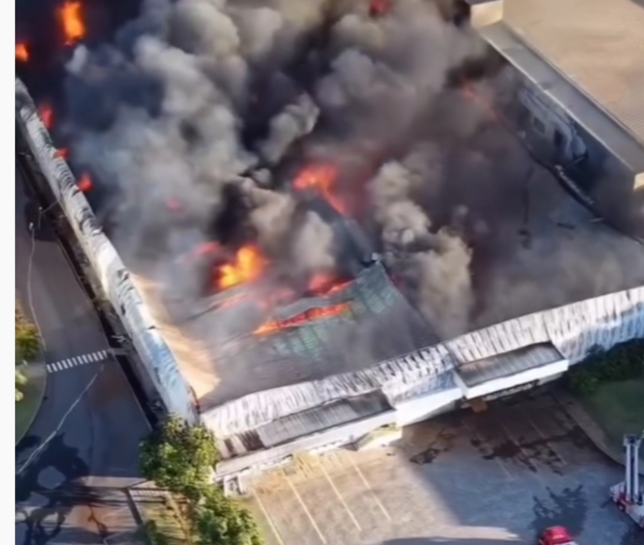 Incêndio de grandes proporções atinge fábrica da AMC Têxtil em Itajaí e mobiliza força-tarefa de bombeiros