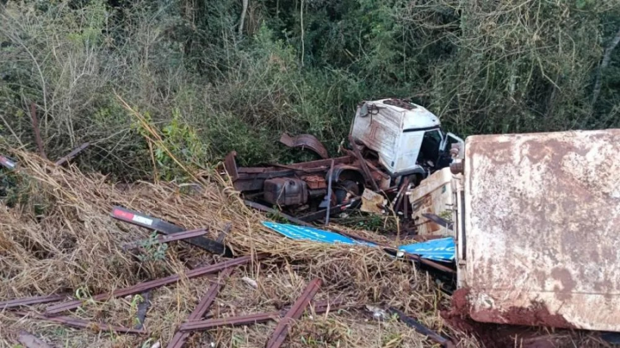 Caminhoneiro fica ferido em acidente na PR-317
