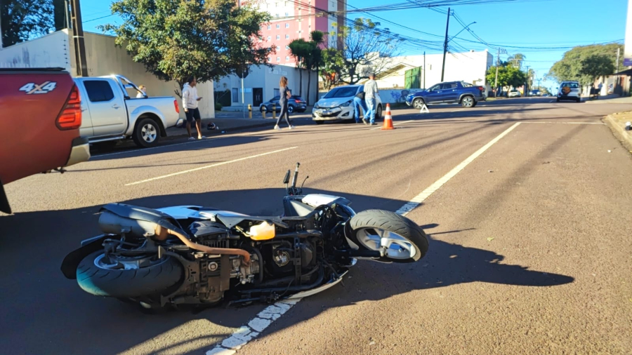 Motociclista fica ferida em acidente no centro de Cascavel
