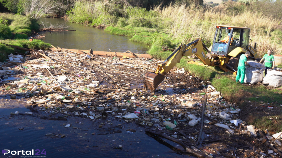 Prefeitura retira mais de 10 toneladas de lixo do Rio Quati e faz alerta contra descarte irregular