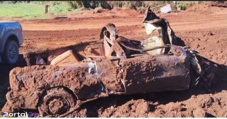 Carro enterrado é encontrado durante obra de pavimentação em estrada rural no Paraná