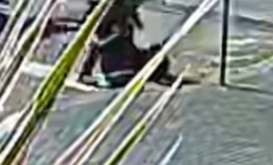 Vídeo mostra homem sendo agredido com chutes, pontapés e taco de beisebol