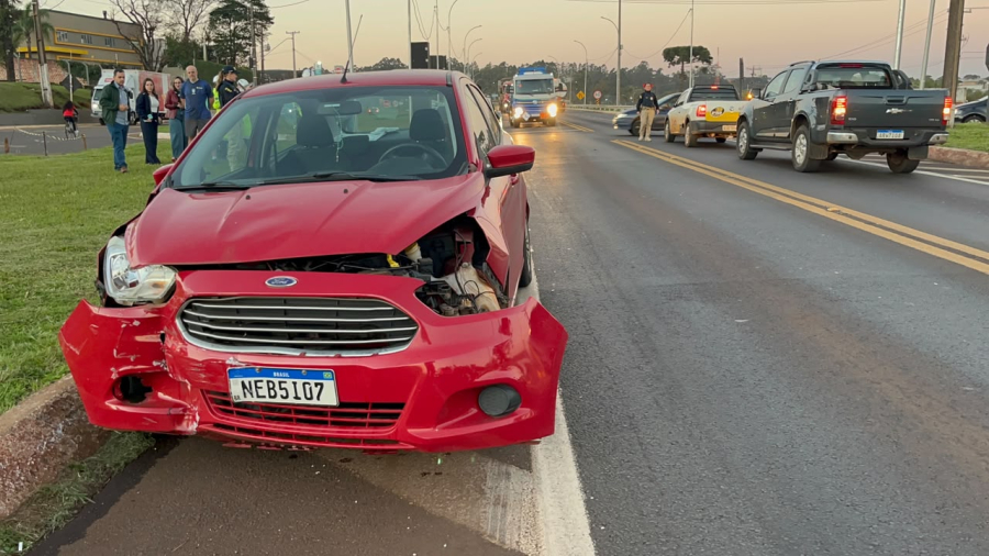 Ka fica com a frente destruída após colisão com Civic