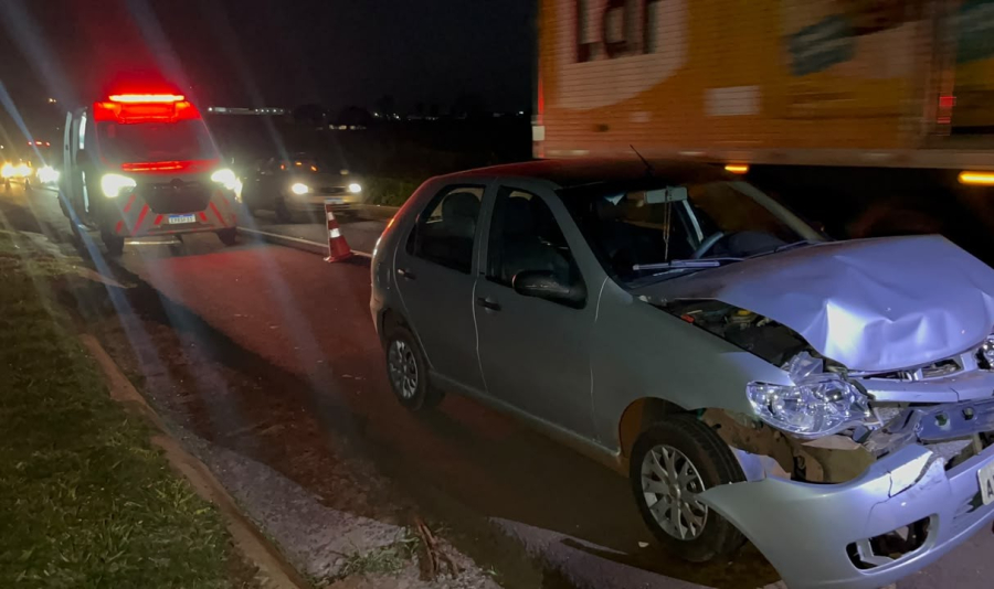 Palio fica com a frente destruída após colidir em Fiat Toro 