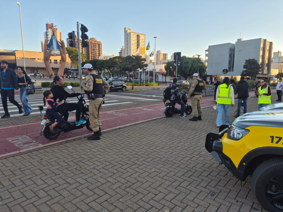 Transitar e Polícia Militar orientam usuários de patinetes e bicicletas elétricas em ação no centro