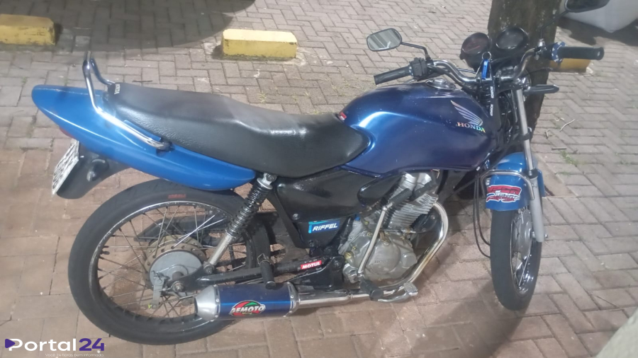 Motocicleta com escapamento adulterado e licenciamento vencido desde 2020 é apreendida em Cascavel