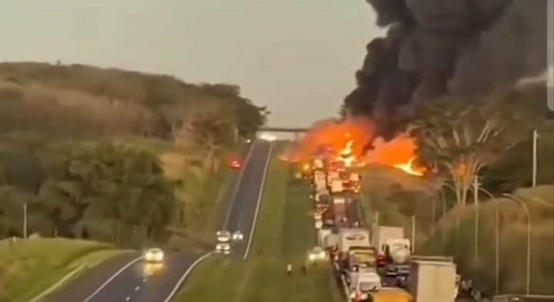 Caminhão-tanque explode e provoca interdição total da Rodovia Washington Luís em Pindorama, SP