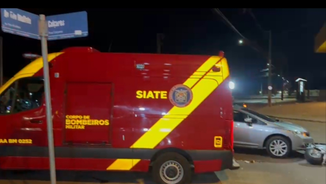 Adolescente de 17 anos fica ferido em colisão entre carro e moto elétrica no Bairro Santa Cruz