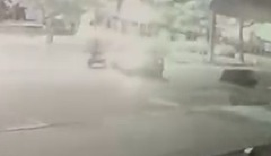 Vídeo mostra carro atingindo moto elétrica no Santa Cruz 