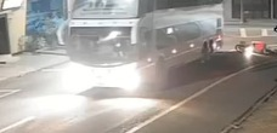 Motociclista atinge traseira de ônibus no Maria Luiza