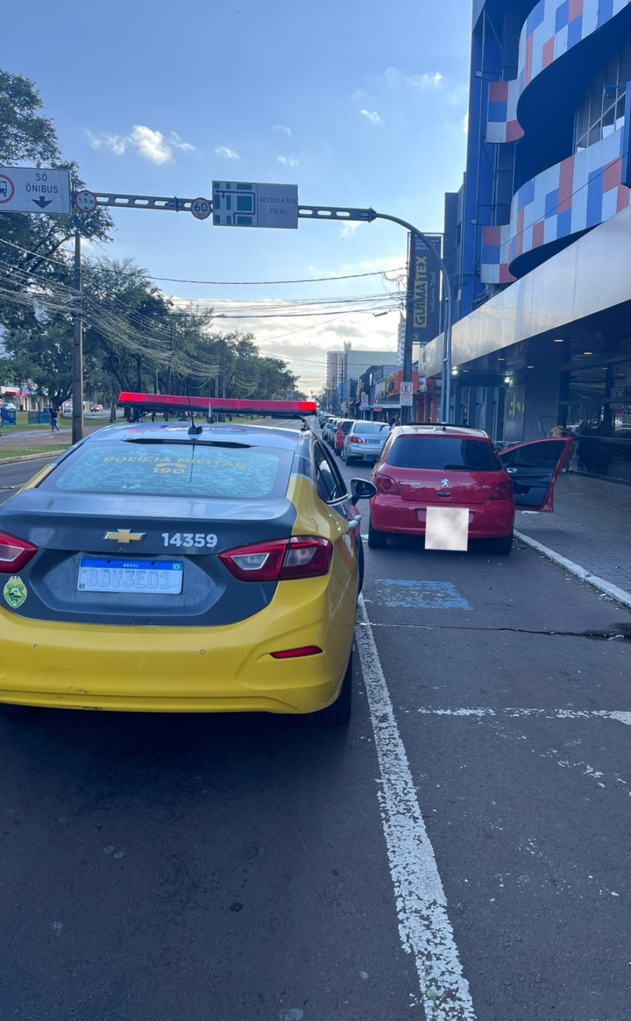 Motorista sem CNH e passageiro são flagrados com haxixe no centro