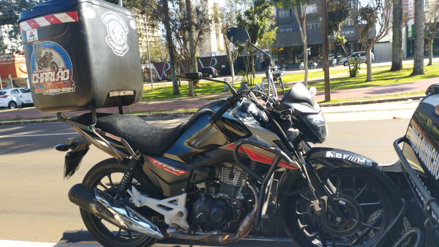 Motociclista sem habilitação foge após acidente envolvendo carro no Centro