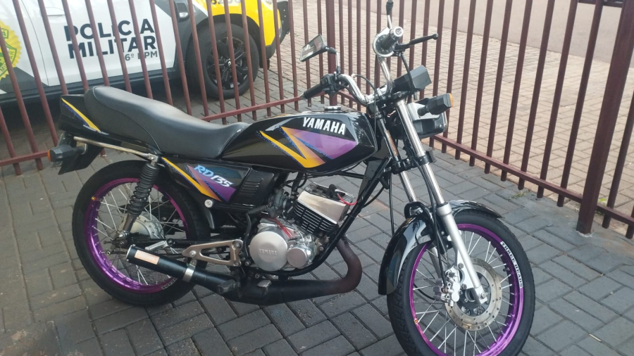 Com CNH suspensa, motociclista empina moto na frente da PM em Cascavel
