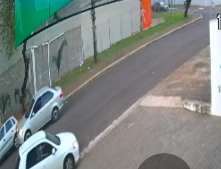 Colisão traseira entre carros é flagrada por câmera de segurança em Cascavel