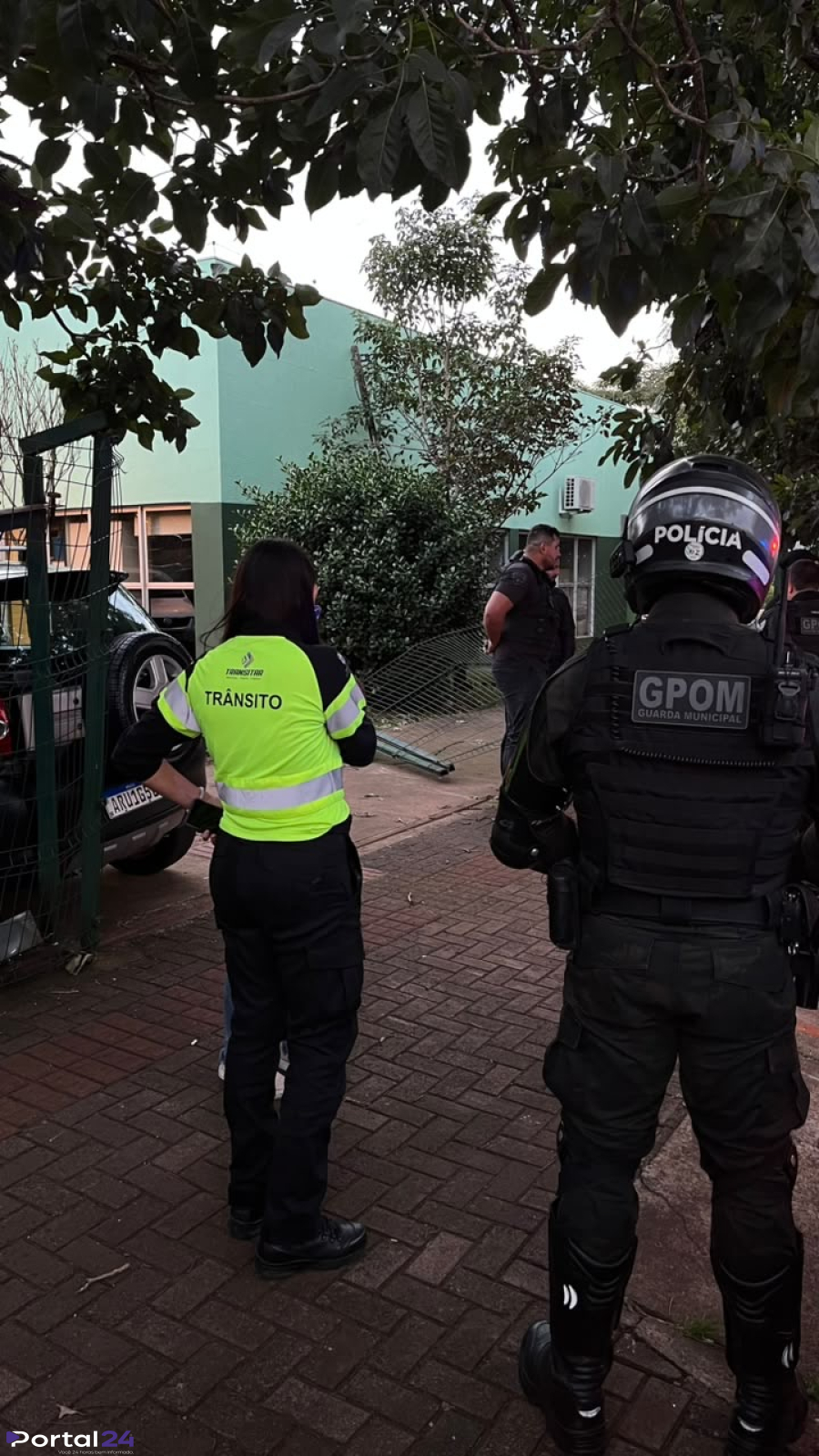 Motorista embriagada invade praça em Cascavel e causa danos; outro condutor alcoolizado também é detido no local