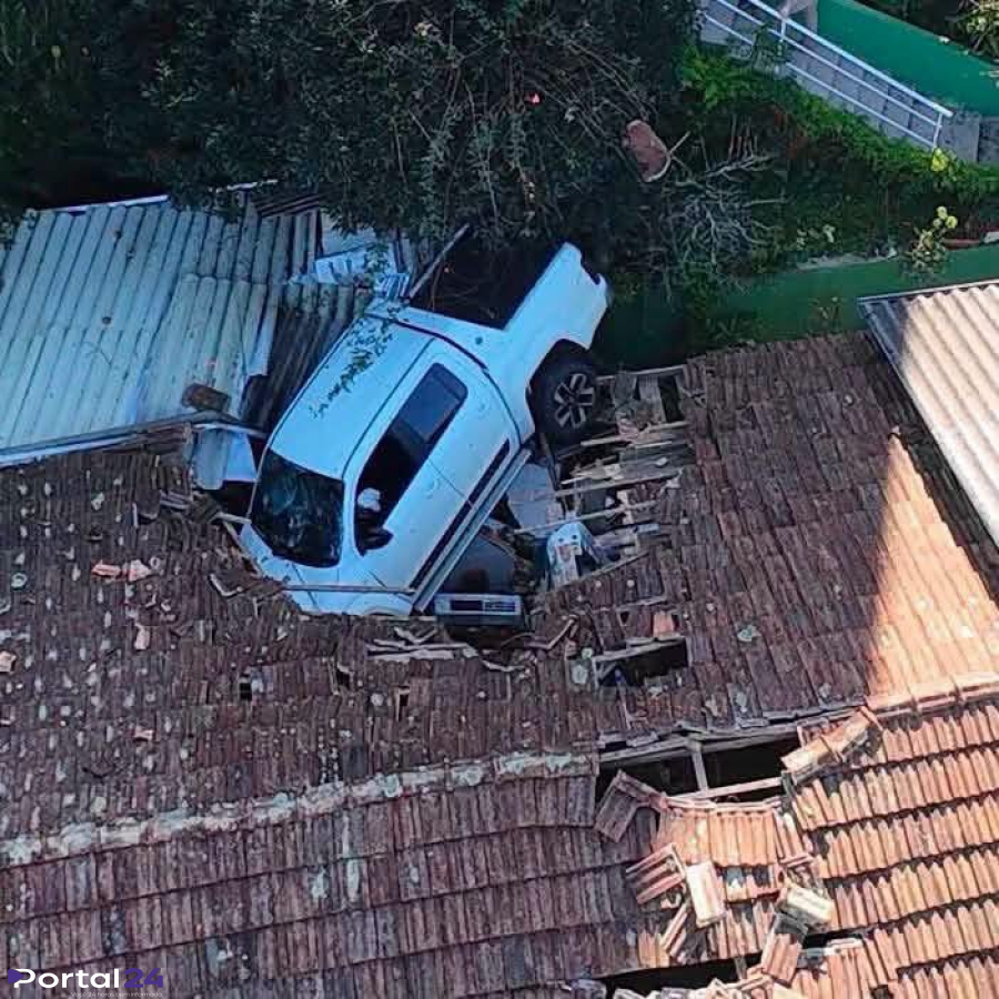 Caminhonete sai da pista e cai sobre telhado de residência após motorista passar mal em Joaçaba-SC