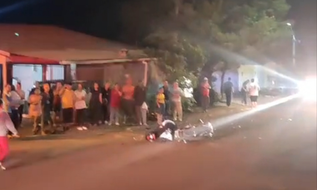 Motociclista fica gravemente ferido após colisão com ônibus no Bairro Interlagos, em Cascavel