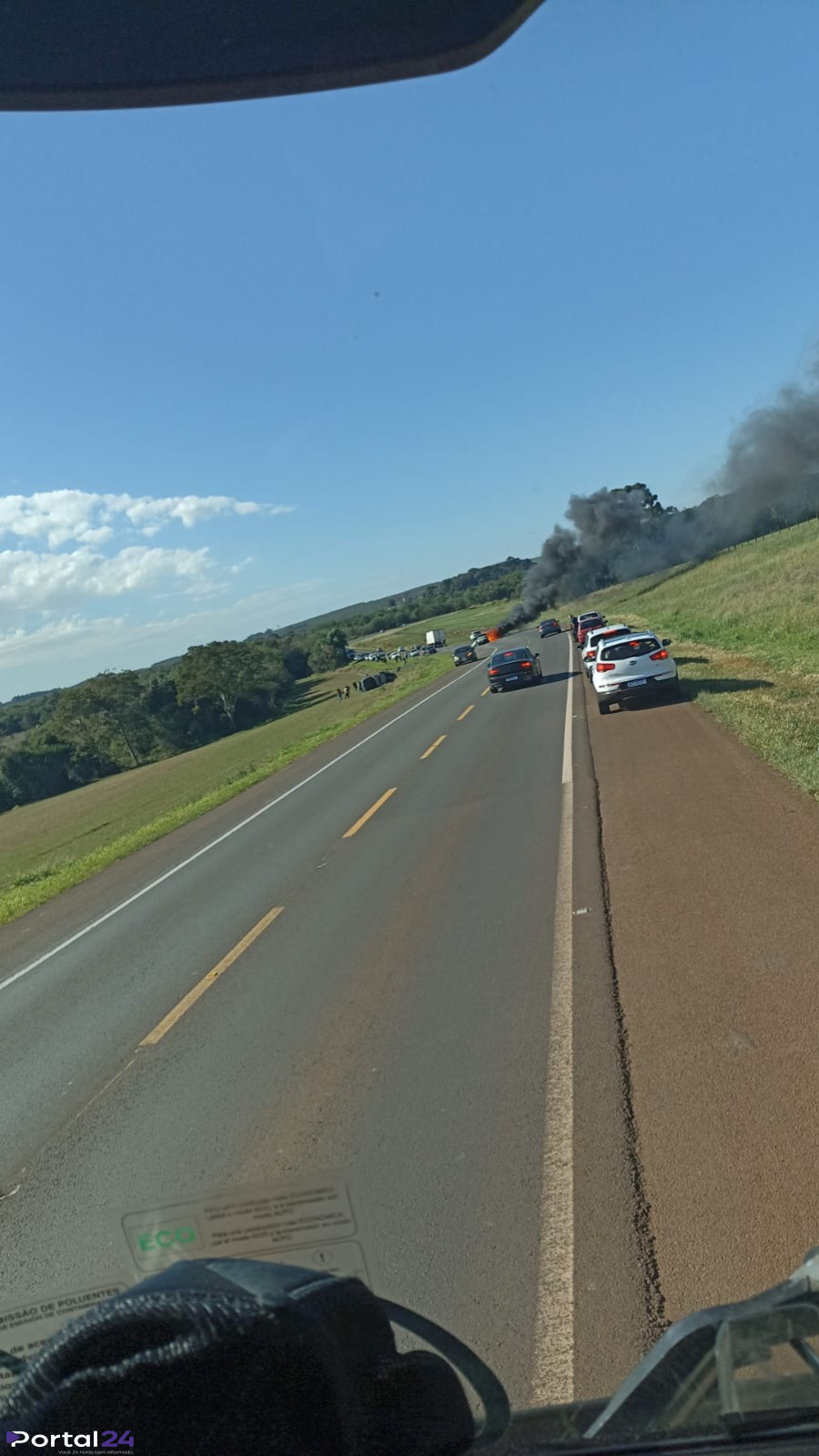 Colisão entre veículos é seguida de incêndio na BR, próximo aos Três Pinheiros