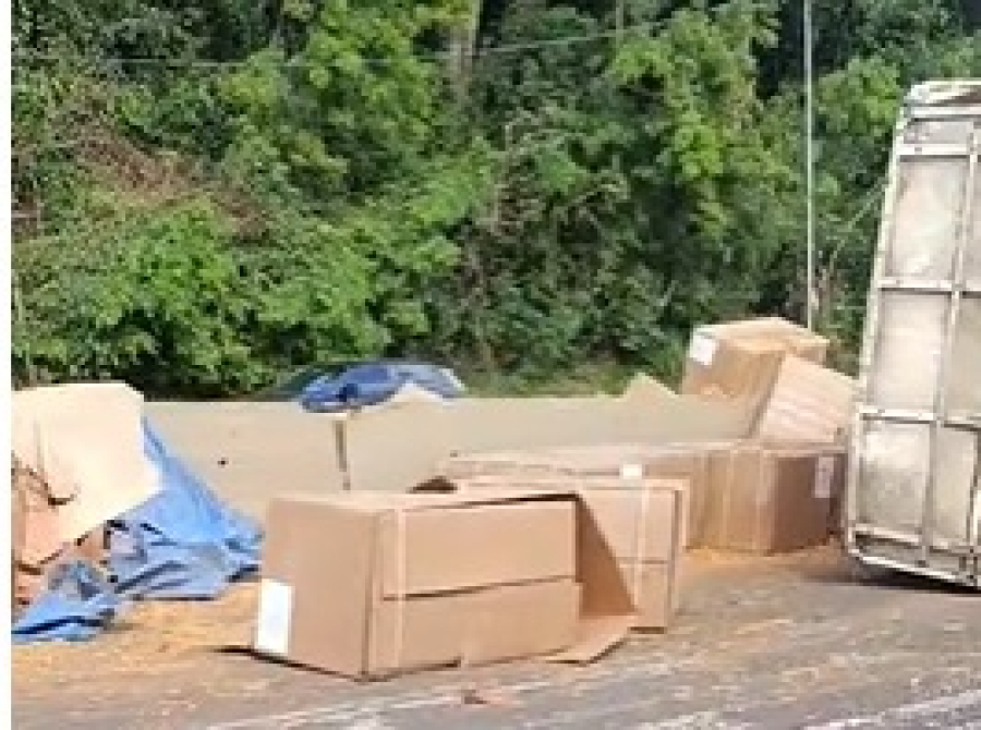 Caminhão tomba na BR-277 em Matelândia