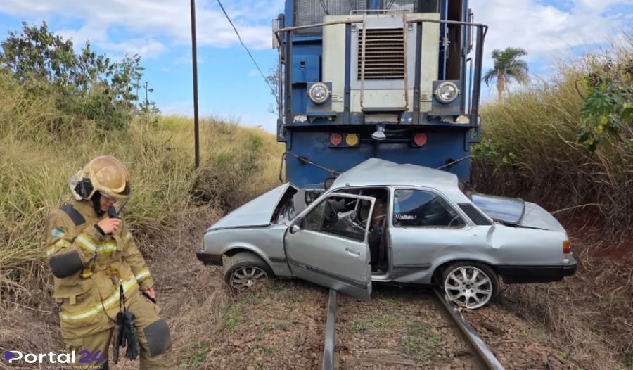 Motorista morre após carro ser atingido e arrastado por trem no Paraná