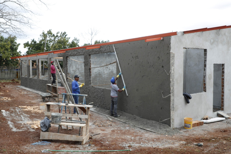 Prefeito vistoria reforma da Escola Florêncio que vai transformar estrutura para mais de 400 alunos