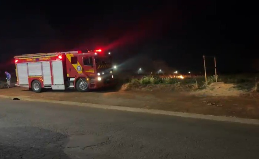 Bombeiros combatem incêndio ambiental na Avenida das Pombas