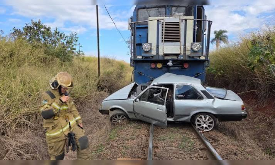 Vídeo mostra momento em que carro é atingido por trem; motorista morreu no local