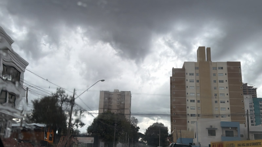Frente fria avança e terça-feira terá calor, vento e previsão de chuva em Cascavel