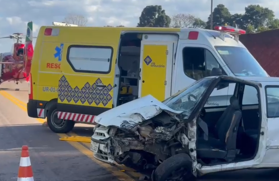 Batida entre carro e carreta deixa feridos na PR-423