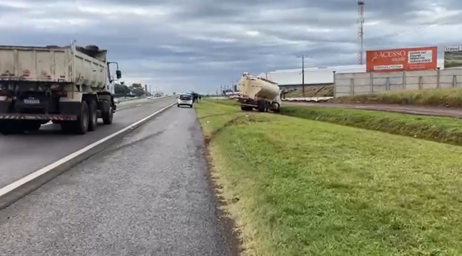 Caminhão sai da pista após colisão com Hillux na BR-277