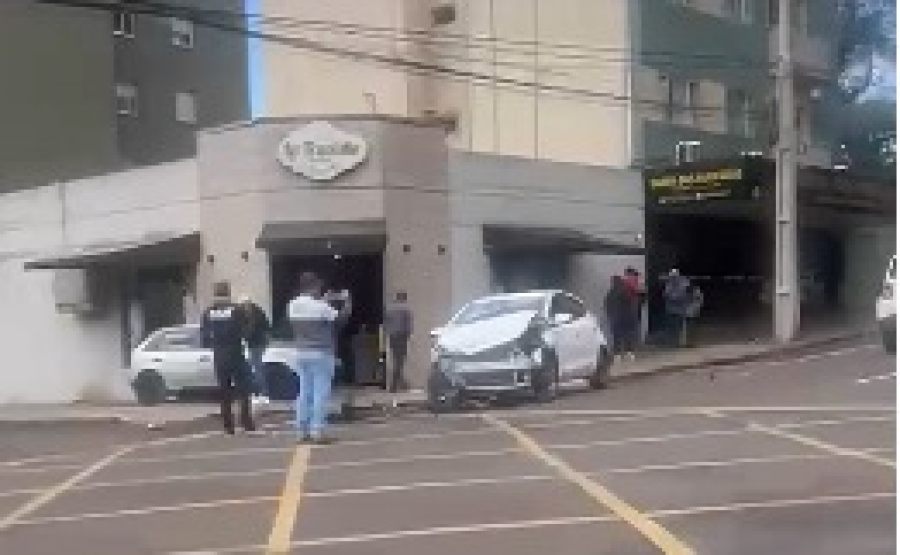 Gol e HB20 batem em cruzamento no centro de Cascavel