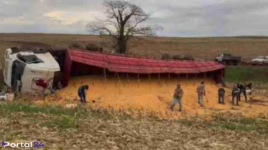 Carreta com 750 sacas de milho tomba em estrada rural de Toledo