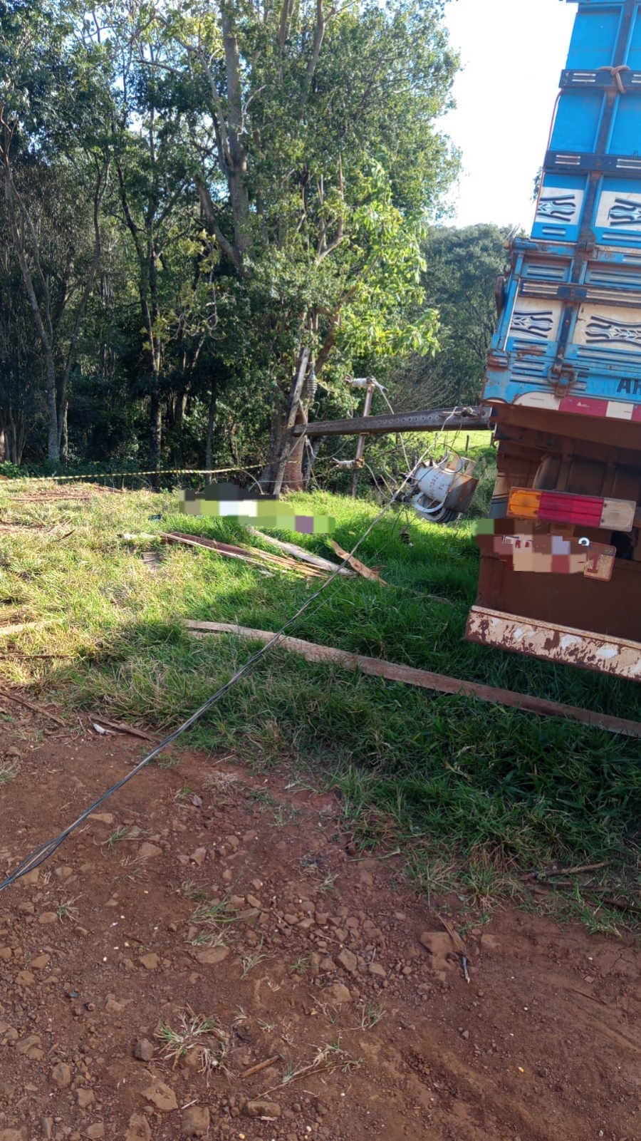 Trabalhador morre após caminhão desgovernado bater em postes em Quedas do Iguaçu