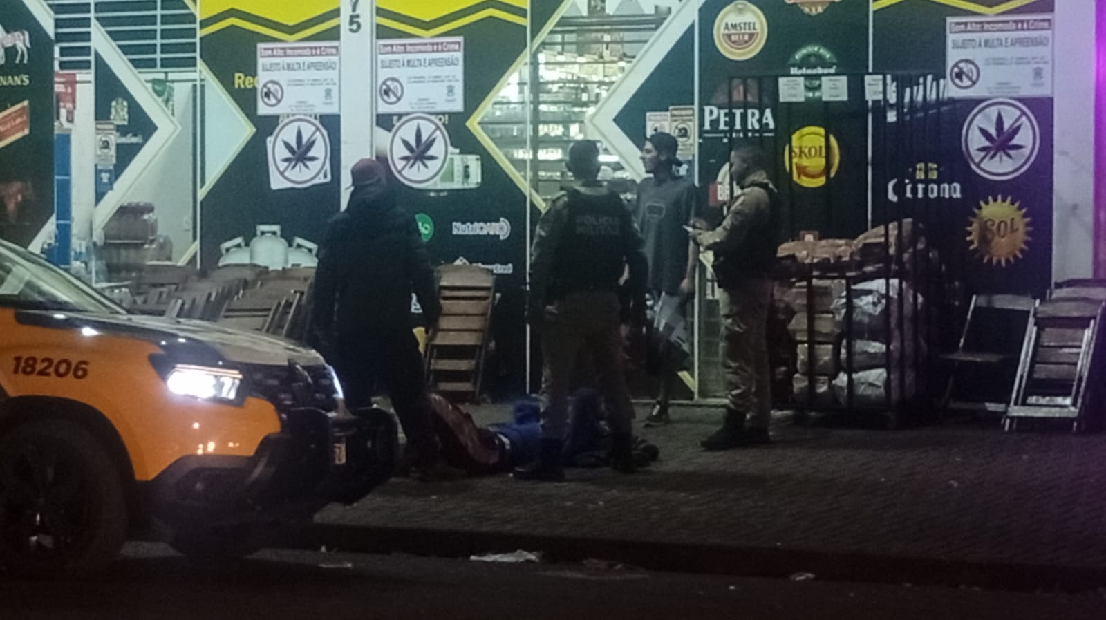 Jovem é espancado após confusão em estabelecimento; funcionário fica ferido ao tentar separar a briga