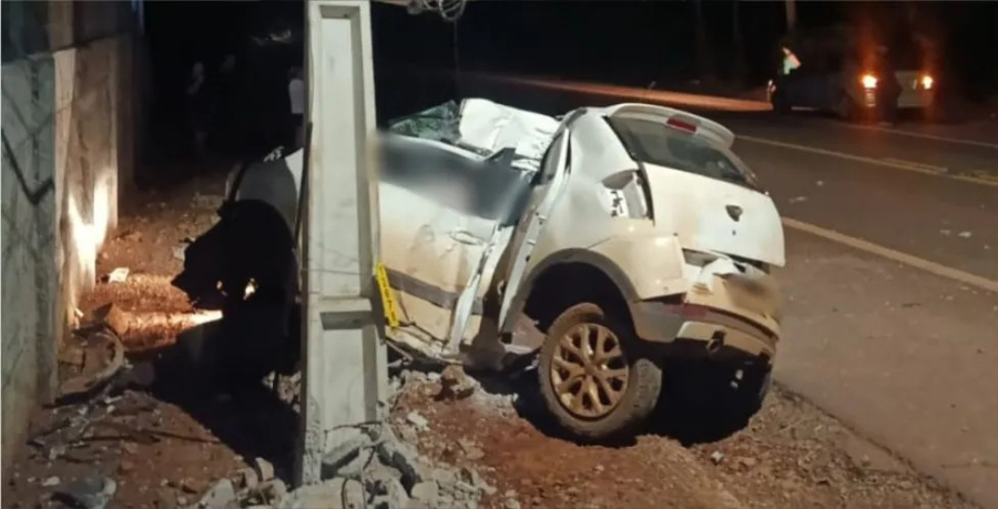Jovem de 18 anos morre após carro bater contra poste em Maripá