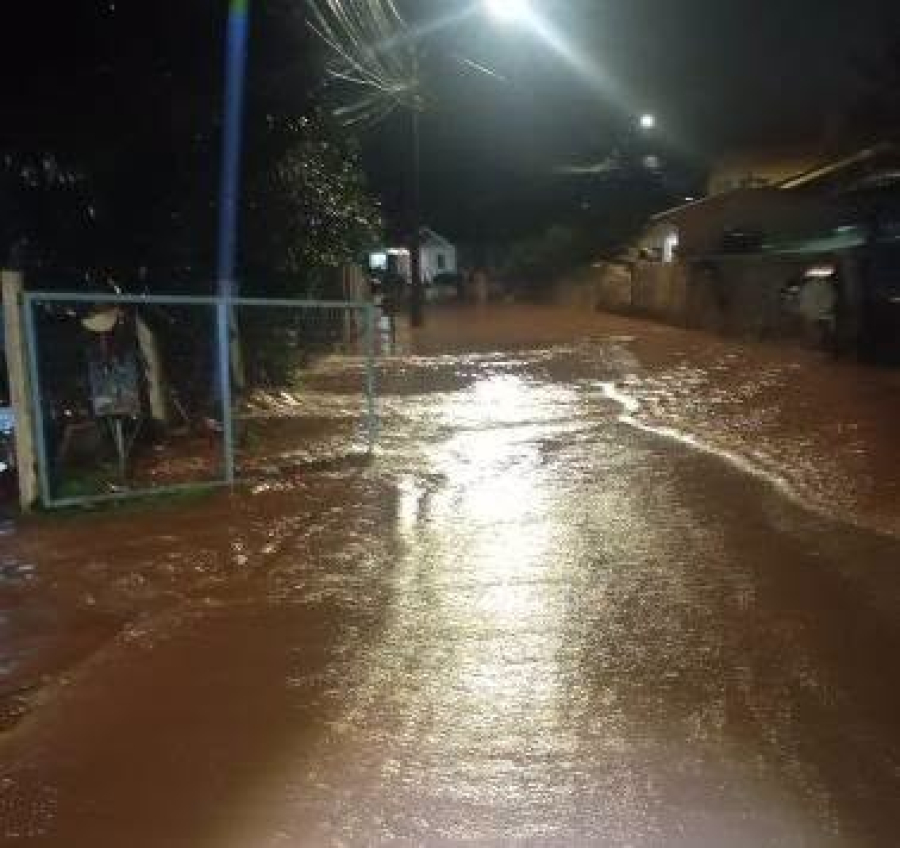 Chuva intensa causa alagamentos e afeta dezenas de casas em Santo Antônio do Sudoeste
