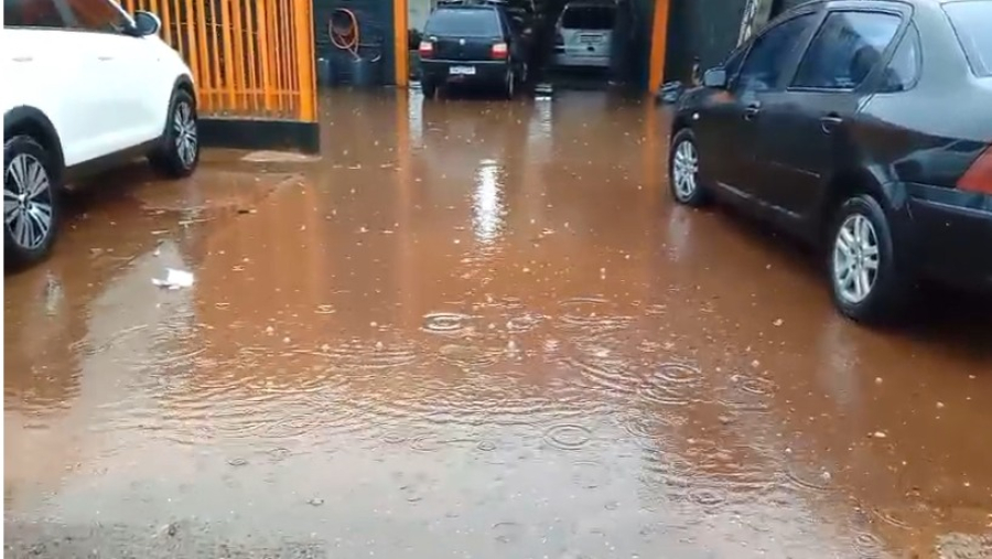 Chuva causa transtornos na Avenida Piquiri em Cascavel