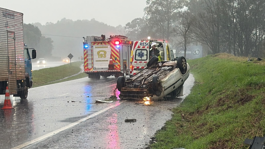 Corsa capota na BR-163 em Cascavel