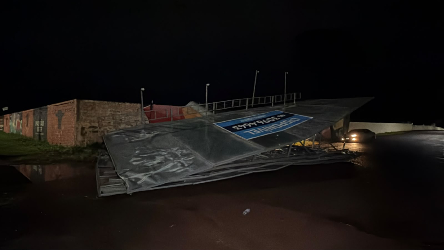  Ventos fortes derrubam outdoor próximo ao Parque de Exposições em Cascavel