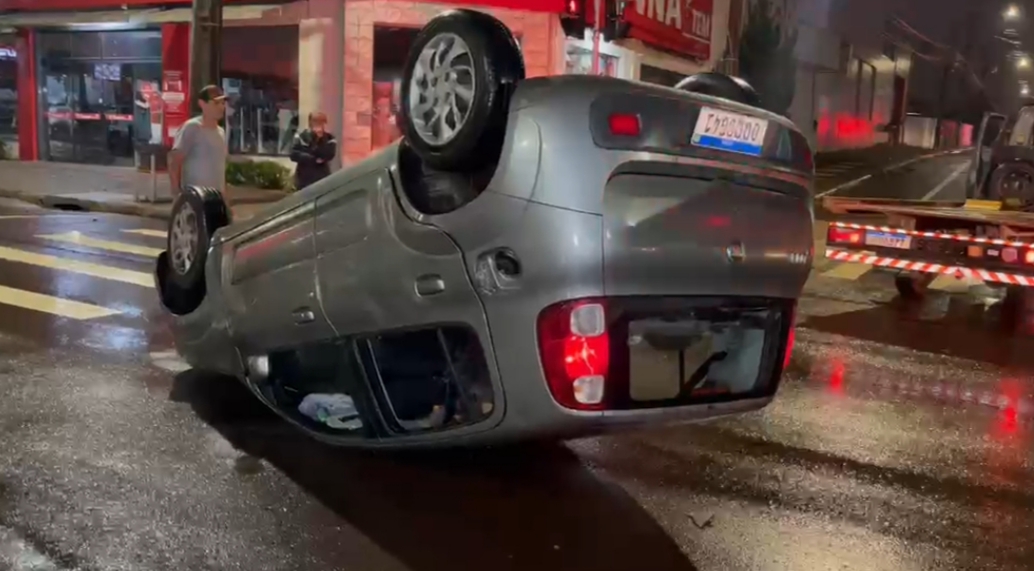 Motorista perde o controle da direção, bate em canteiro e capota carro na Avenida Carlos Gomes, em Cascavel