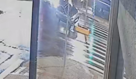 Câmera de segurança registra momento em que motorista perde o controle e capota carro na Avenida Carlos Gomes