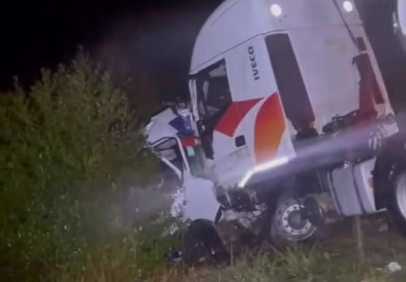Condutor e passageiro de ambulância morrem em colisão frontal com caminhão-tanque na PR-466
