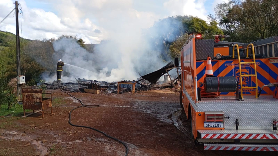 Casa é destruída por incêndio no interior de Chopinzinho