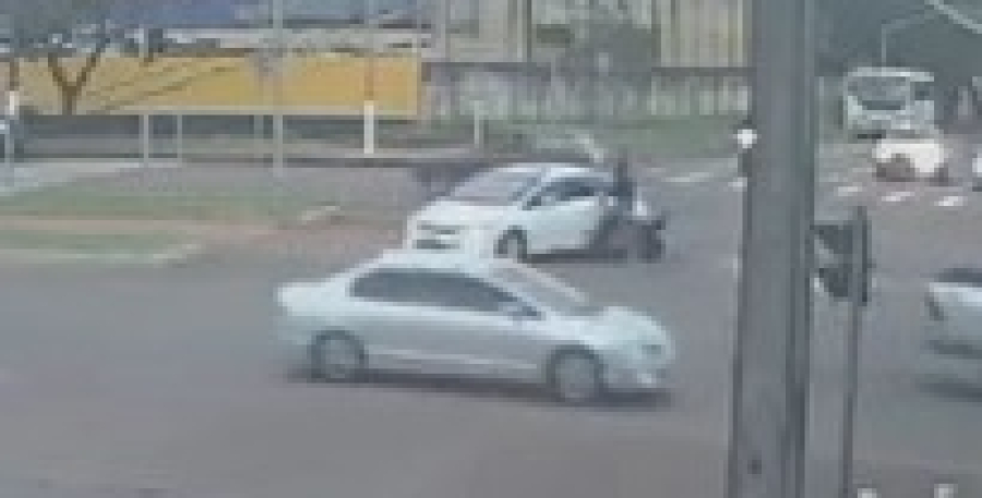 Conversão proibida termina em acidente na Avenida Barão do Rio Branco