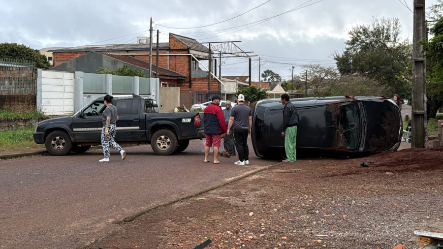Agile capota após ser atingido por Corsa no Santa Cruz