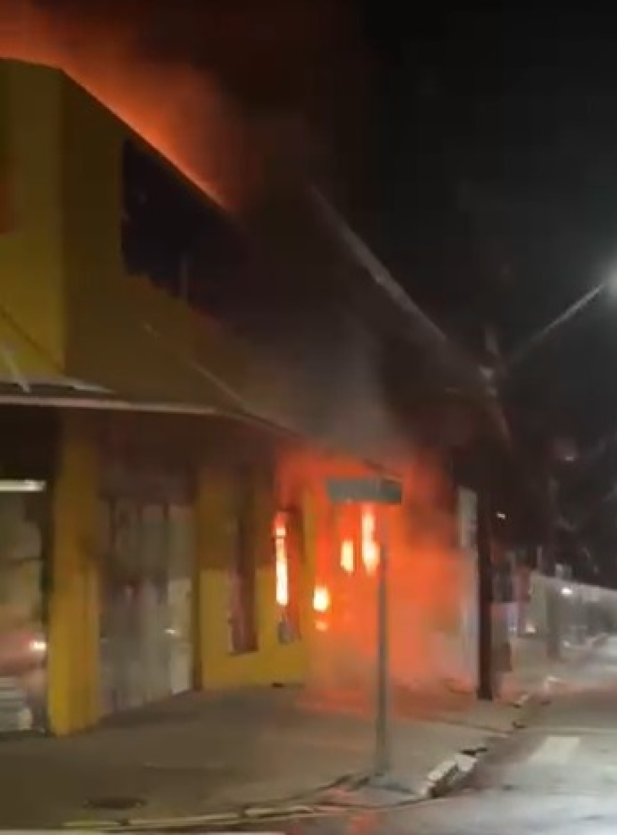 Incêndio de grandes proporções destrói supermercado em Iporã